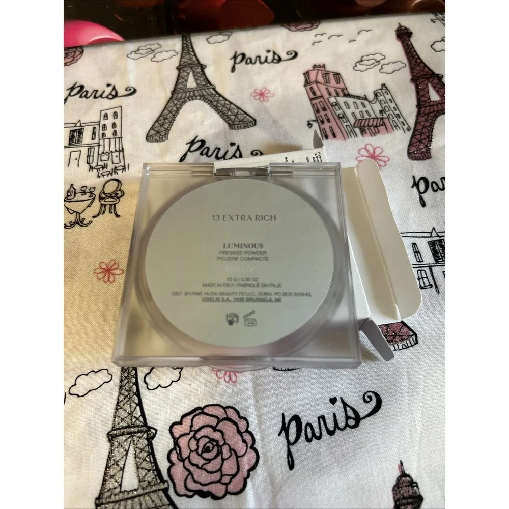 GloWish by Huda Beauty Lightweight Blurring Pressed Powder 12 Extra Rich